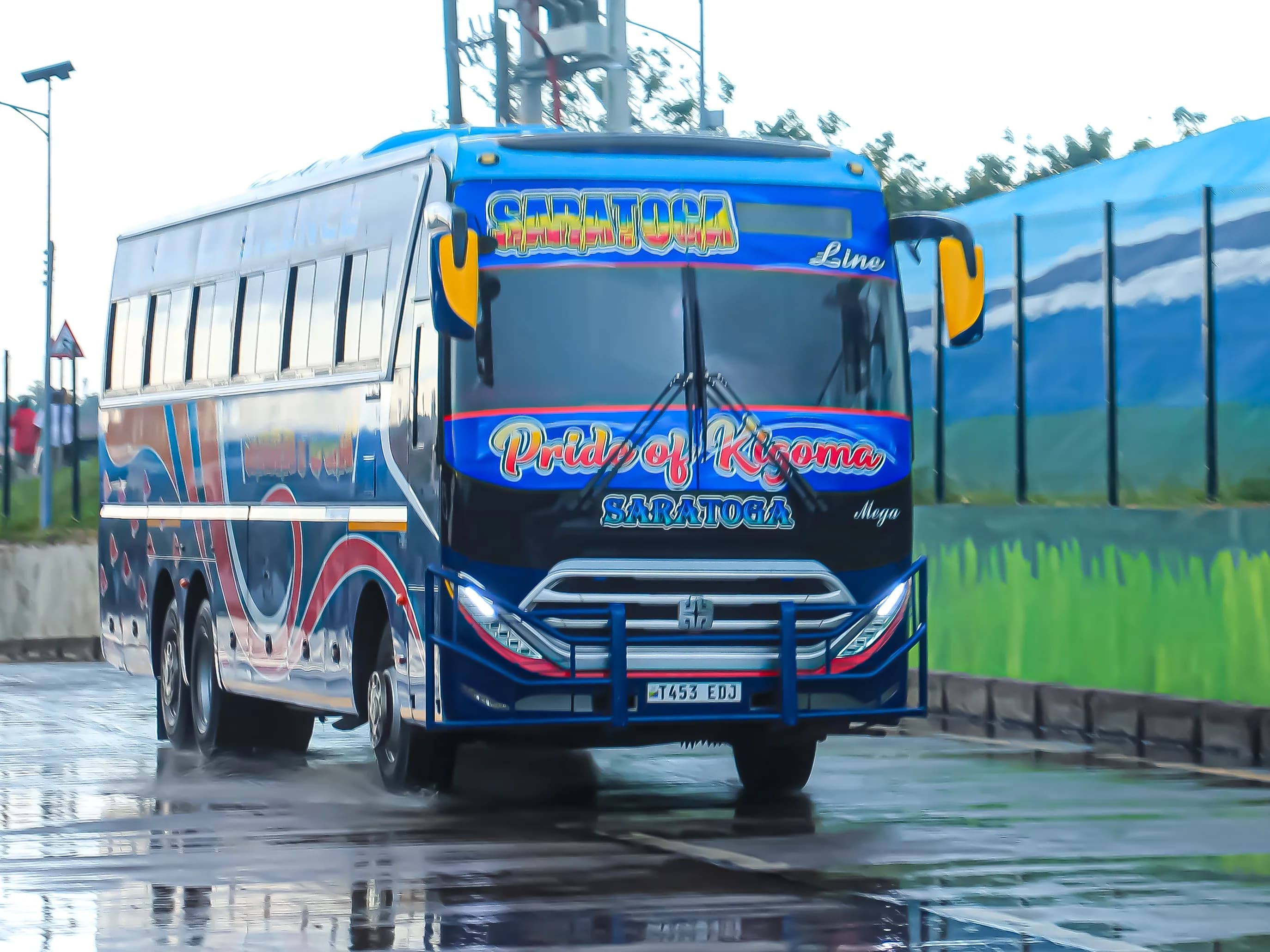 Basi la nyekundu la Saratoga karibu